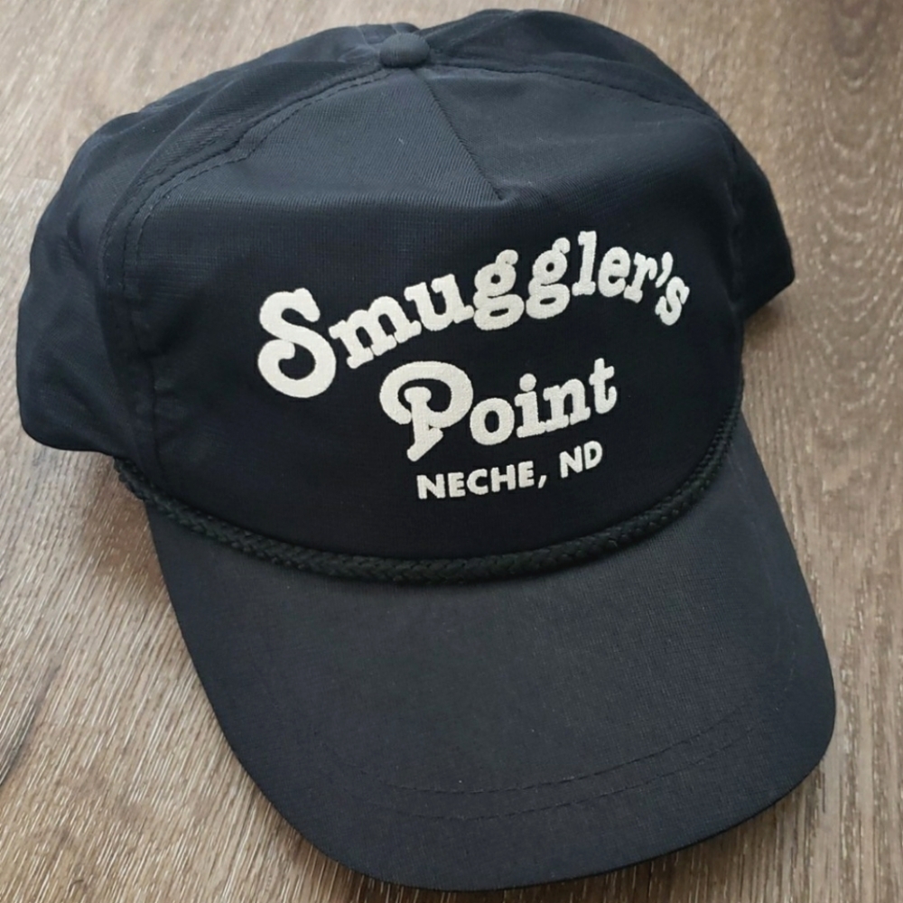 Vintage Retro 80s Black White Snap Back Mesh Men's Trucker Hat